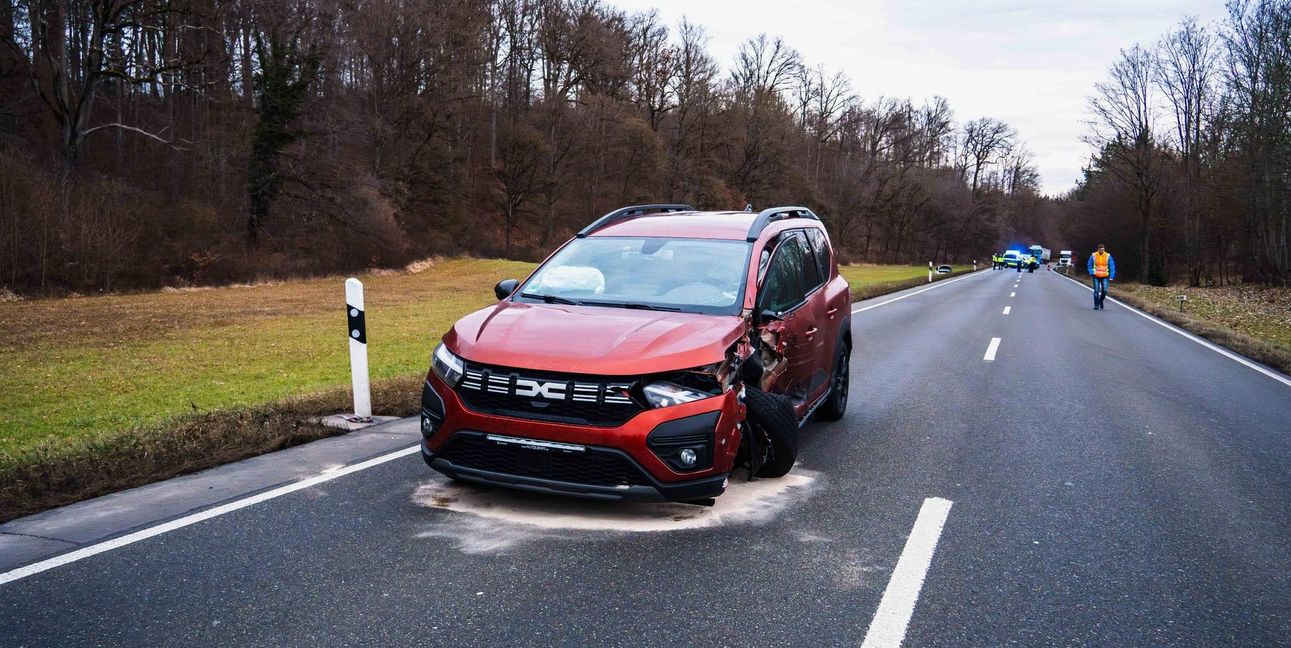 Der Dacia geriet in den Gegenverkehr.