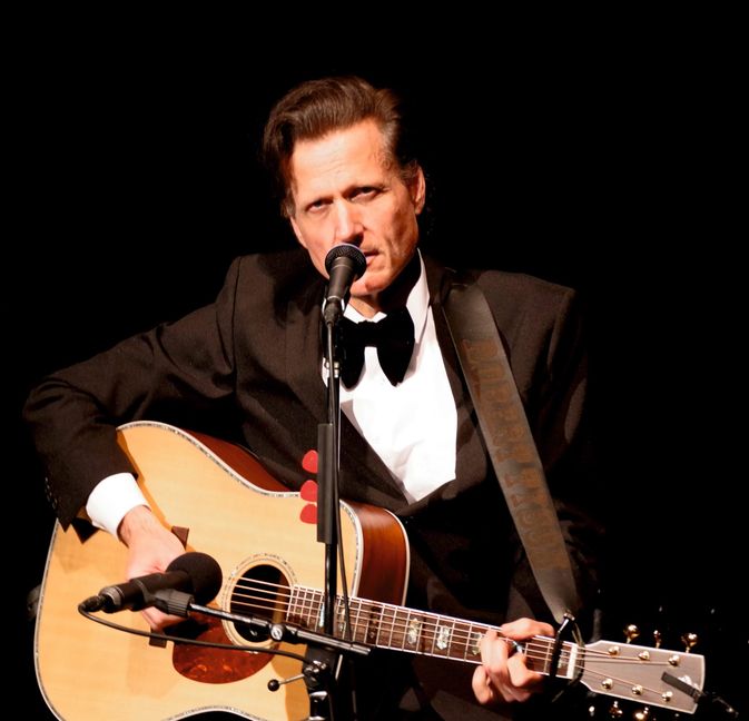 Robert Tyson von den Cashbags verkörpert den legendären „Man in Black“.