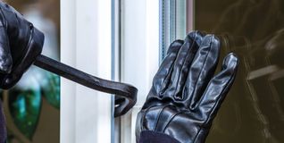 Der Einbrecher hatte in der Ergeschoss-Wohnung ein Fenster aufgehebelt.