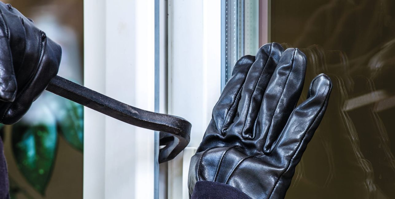 Der Einbrecher hatte in der Ergeschoss-Wohnung ein Fenster aufgehebelt.