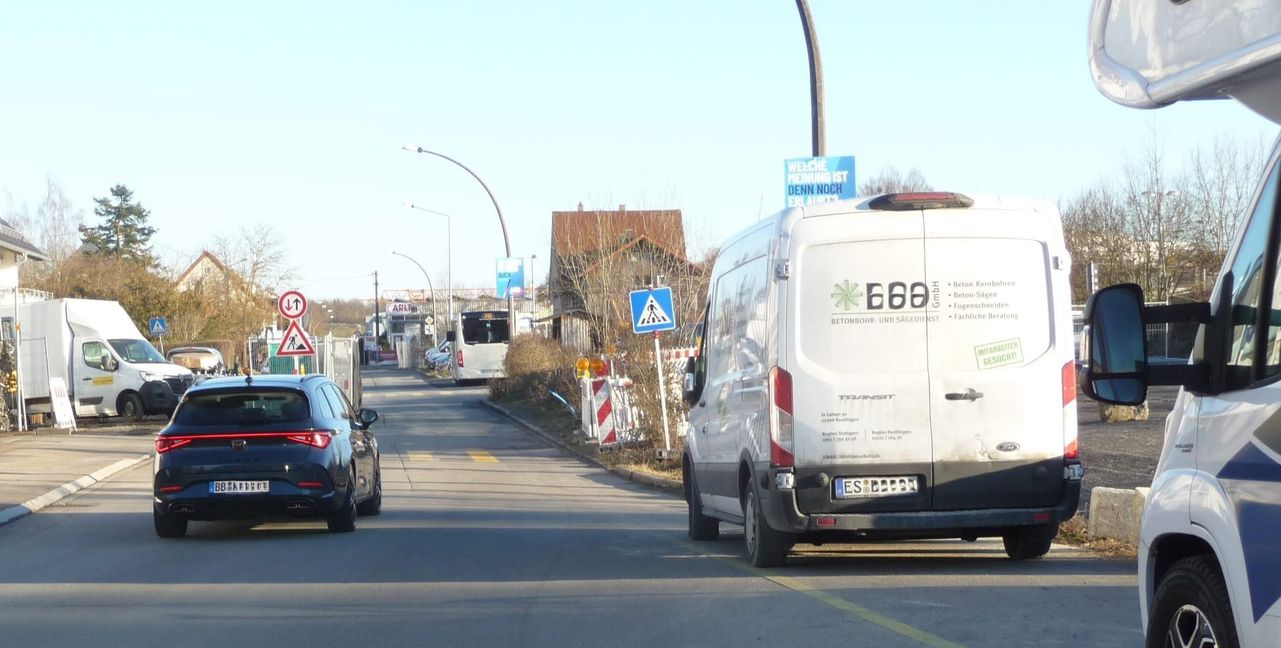 Wo rechts das Wohnmobil und der Lieferwagen stehen, sollen künftig wartende Busse parken. Die Busbucht an der Haltestelle weiter vorne wird aufgelöst.