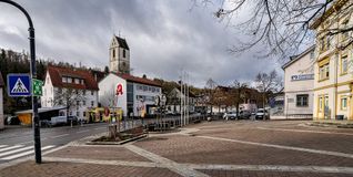 Direkt gegenüber vom Rathaus hätte die Gemeinde Aidlingen das Gebäude links neben der Apotheke kaufen können. Der Gemeinderat lehnte aber ab.