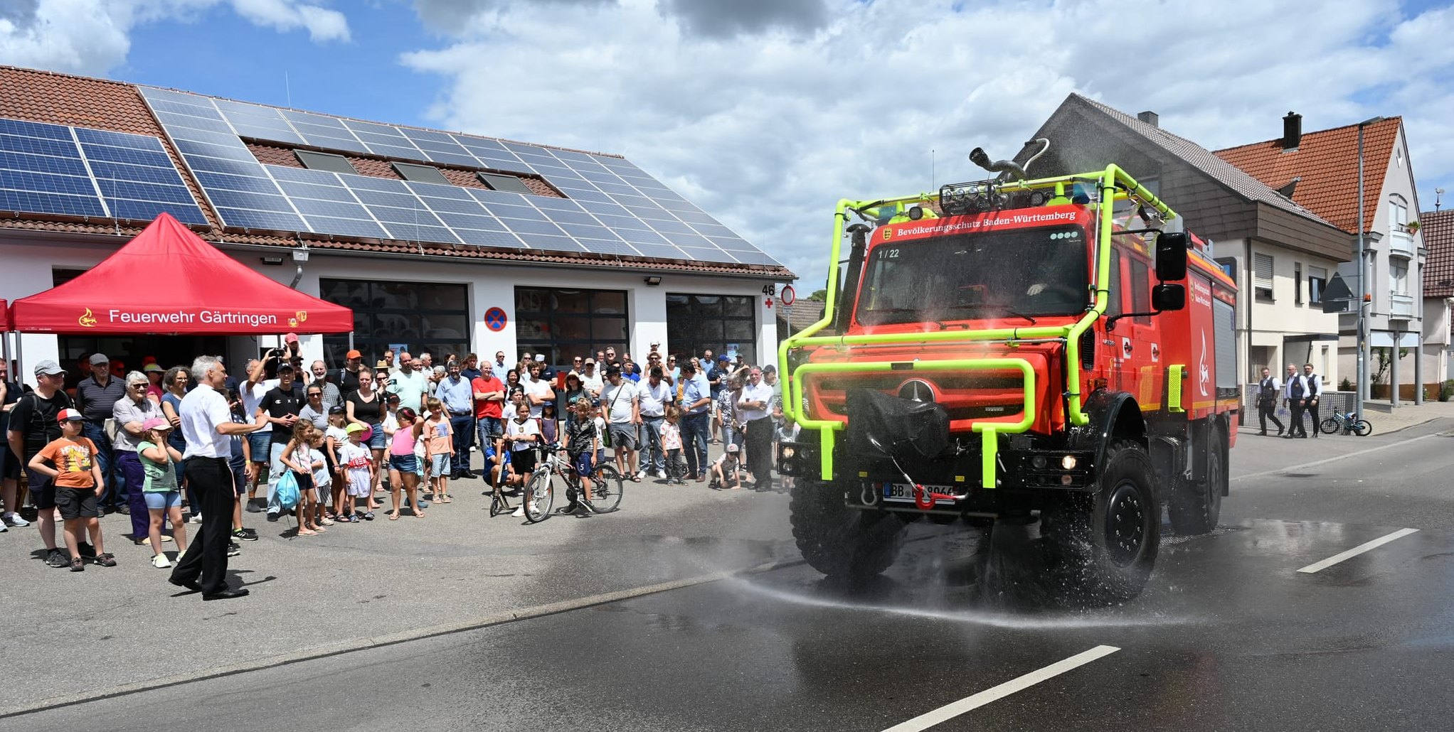 Was wie ein Überrollbügel aussieht, sind Wasserleitungen. Wasser aus allen Düsen schützt den Unimog, wenn er durchs Feuer fährt. Bilder: Reichert