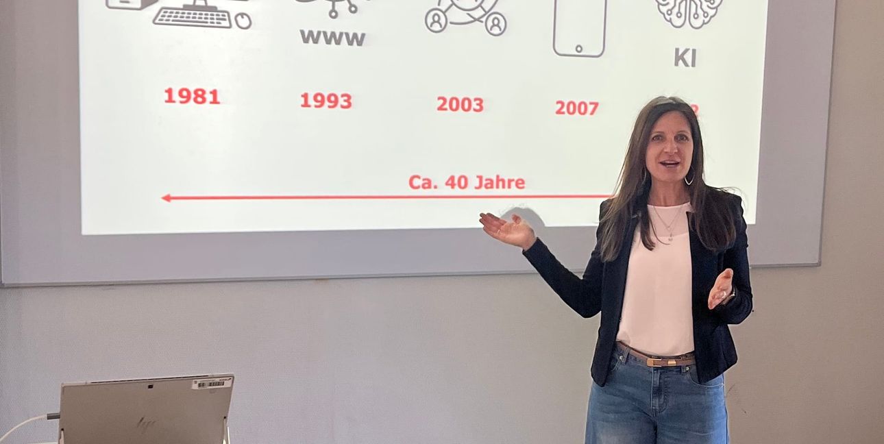 Referentin Nadja Klaiber leitet die Workshops zur Medienkompetenz.