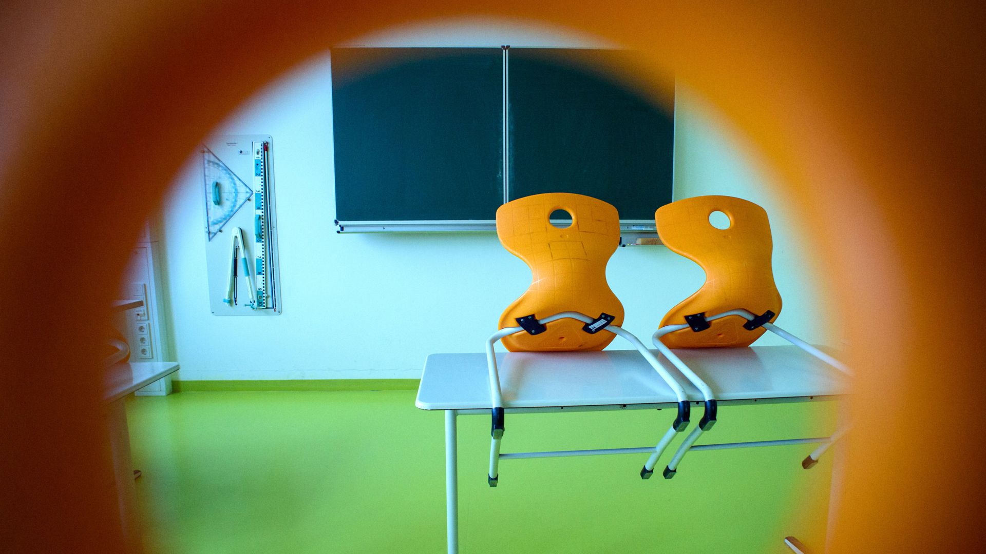 Ein Schüler hatte die Schule informiert – die Schulleitung konfiszierte das Hemd des Lehrers und schickte ihn direkt nach Hause. (Symbolbild)