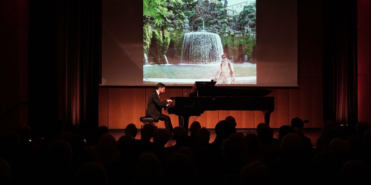 Philipp Scheucher beim Pianistenfestival. Beim 1. Stück gab es eine Bildershow zur Musik von Franz Liszt.