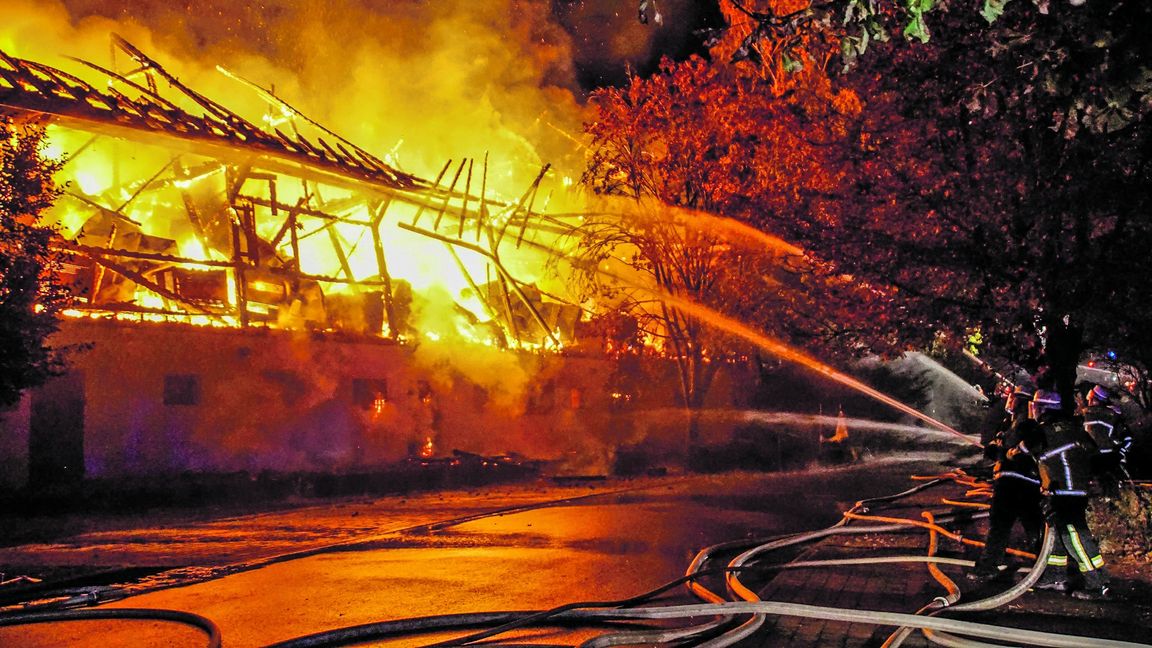 Als die Feuerwehren am Schaichhof eintrafen, stand der Dachstuhl der Caddy-Halle bereits in Flammen. Trotz großem Einsatz konnte das Gebäude nicht mehr gerettet werden. Gestern suchten Sachverständige nach der Brandursache. Bild: SDMG/Dettenmeyer