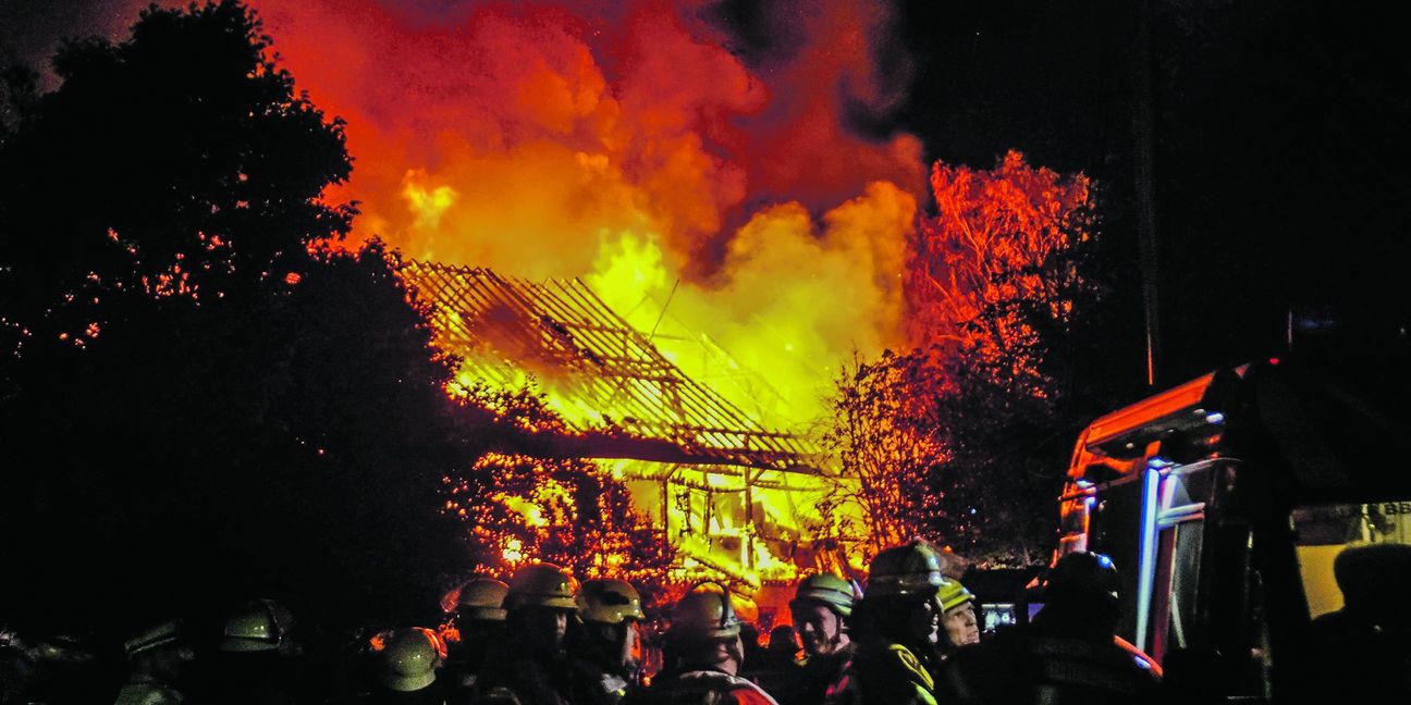 Die Feuerwehrleute konnten das Übergreifen der Flammen auf die anderen Gebäude des Golfclubs verhindern.