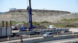 Diese provisorische Brücke wird den Verkehr künftig über die A81 führen.