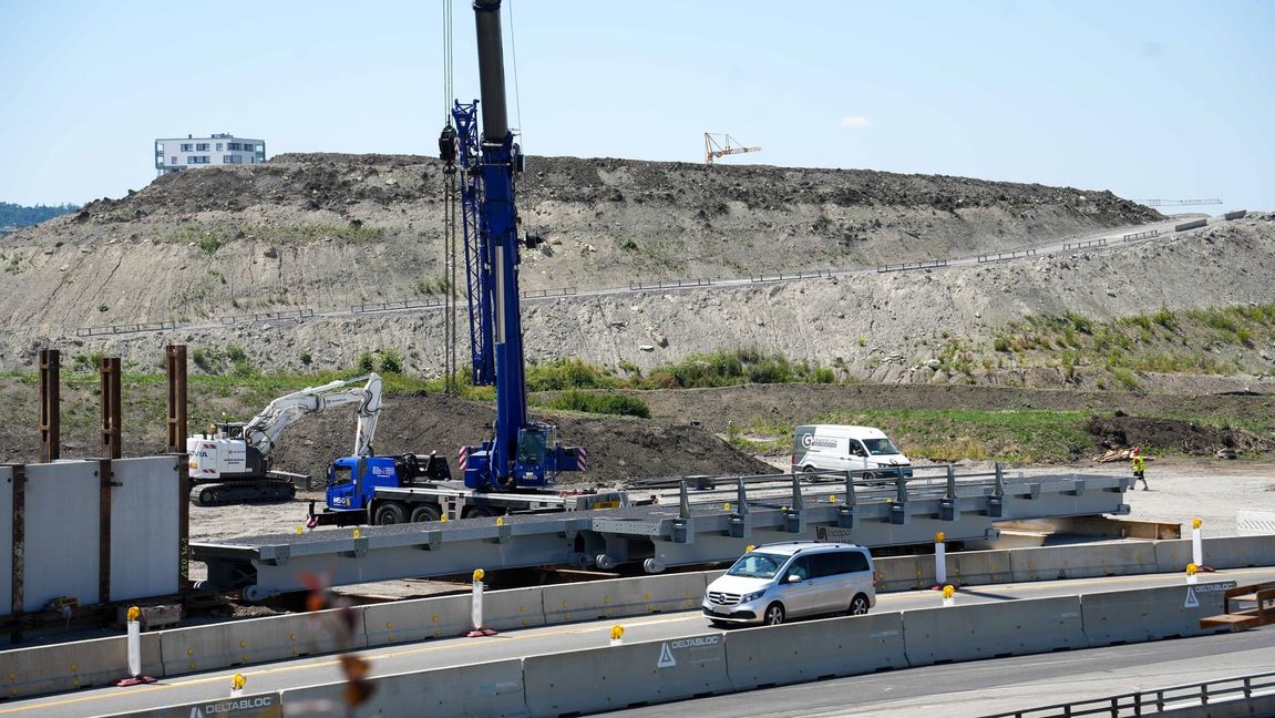 Diese provisorische Brücke wird den Verkehr künftig über die A81 führen.