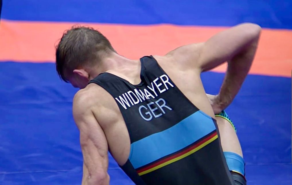 Der Ehninger Ringer Michael Widmayer nach dem Kampf am Boden. Bild: z