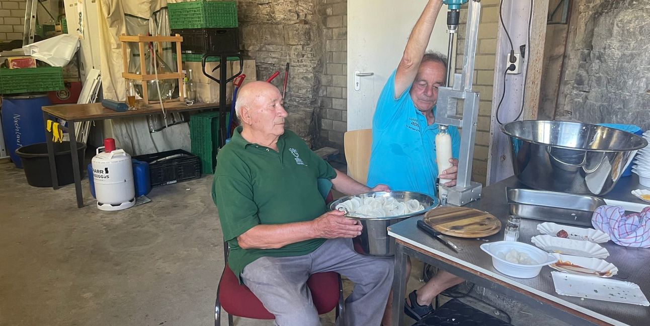 Vincenco Mangiameli  und Karlheinz Kienle haben den Dreh raus, und so kommen beim Darmsheimer Rettichfest leckere dünne Rettichschlangen auf den Teller.
