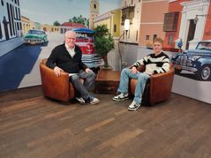 Béla Mössinger (rechts) leitet seit November 2023 die Abteilung Boule/Pétanque im VfL Sindelfingen. Im Stadtgespräch Böblingen mit Hans-Jörg Zürn stellt er sie bei Regio TV vor.