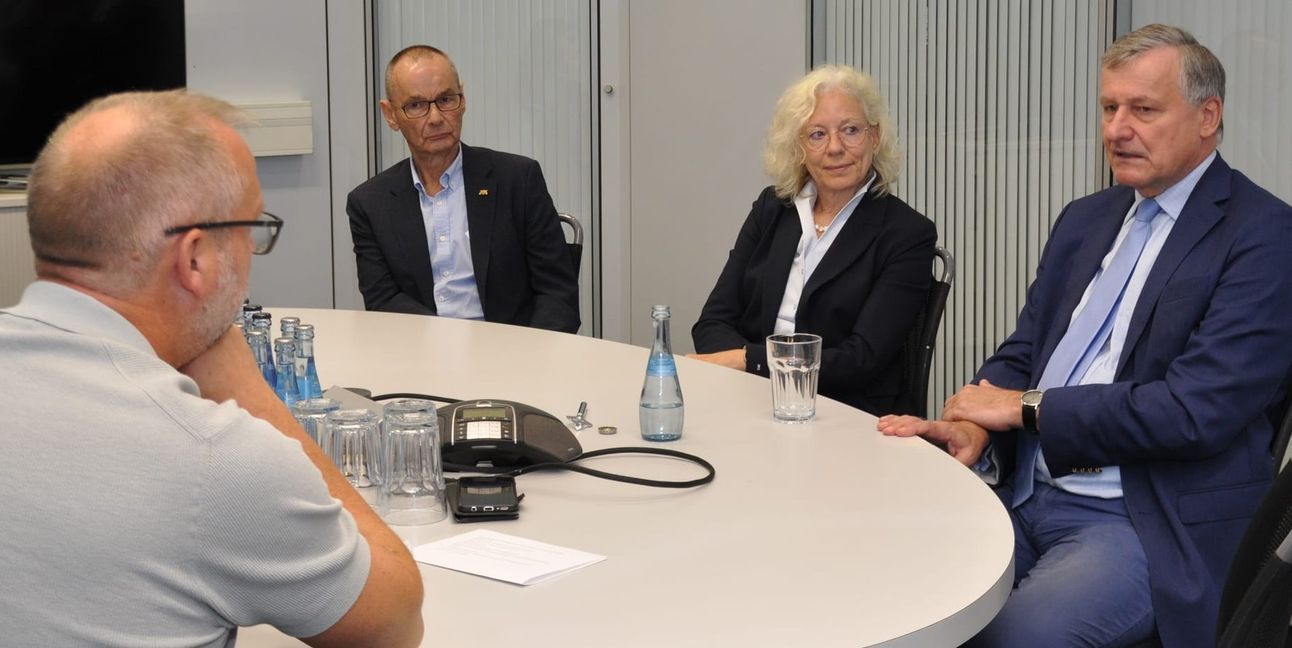 Dr. Hans-Ulrich Rülke (rechts) im Interview mit SZ/BZ-Chefreporter Jürgen Wegner, außerdem die beiden FDP-Kandidaten für den Kreis Böblingen, Hans Dieter Scheerer und Dr. Christine Watrinet.