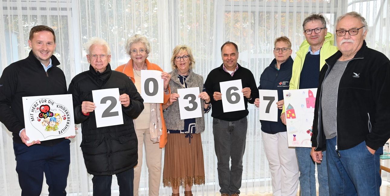 Die Ziffern zeigen die Höhe der Rekordspende an. Bei der symbolischen Geldübergabe dabei waren (von links): Magstadts Bürgermeister Florian Glock, das Maichnger Ehepaar Peter und Ulrike Heimann, Hilla Müller (alle von „Ein Herz fürs Olgäle“), Magstadts Hauptamtsleiter Hans-Peter Burckhardt, Yvonne Janssen (stellvertretende Sozialleiterin des DRK Magstadt), Spender Leo Birg, für den krebskranke Kinder ein Bild gebastelt und gemalt haben, und Peter Müller („Ein Herz fürs Olgäle“).