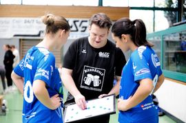 HSG-Coach Timo Münch bei der Taktik-Besprechung mit Amelie Tislaric (links) und Ela Akgün. 	Bild: photostampe