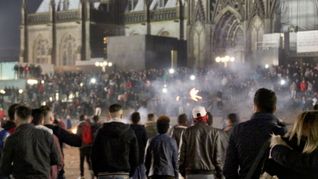 Junge Männer auf dem Platz vor dem Dom und keine Polizei weit und breit - so blieb die Kölner Silvesternacht visuell in Erinnerung. Viele Frauen wurden in der Nacht Opfer sexueller Übergriffe. (Archivbild)