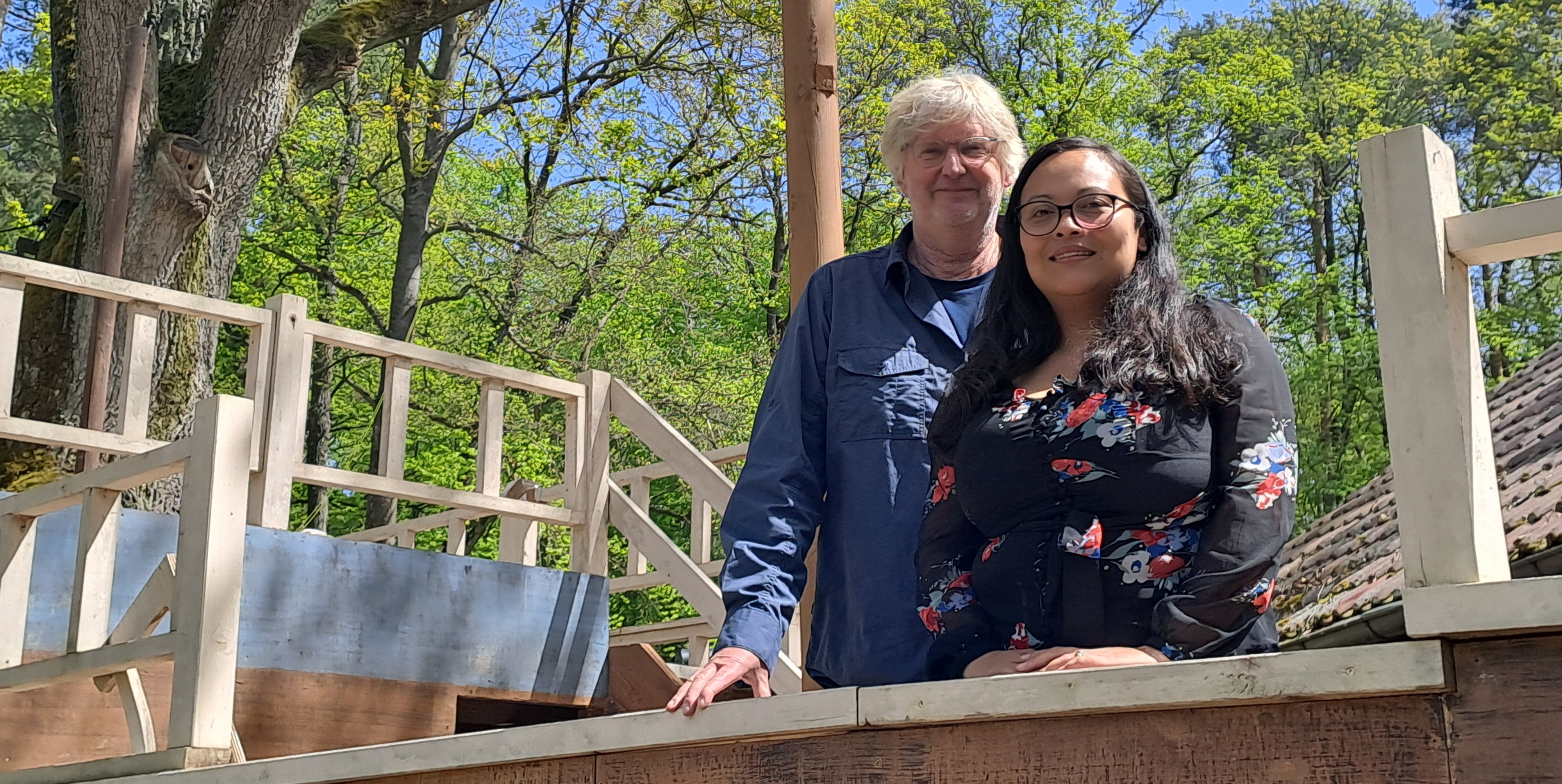 Jürgen von Bülow und Christine Binderin der Kulisse des Naturtheaters Renningen.