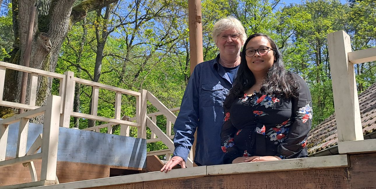 Jürgen von Bülow und Christine Binderin der Kulisse des Naturtheaters Renningen.