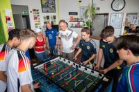 Die Jugendlichen hatten ihren Spaß mit dem Tischkicker, an der Konsole und auf dem Platz.