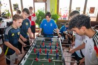 Die Jugendlichen hatten ihren Spaß mit dem Tischkicker, an der Konsole und auf dem Platz.