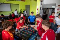 Die Jugendlichen hatten ihren Spaß mit dem Tischkicker, an der Konsole und auf dem Platz.