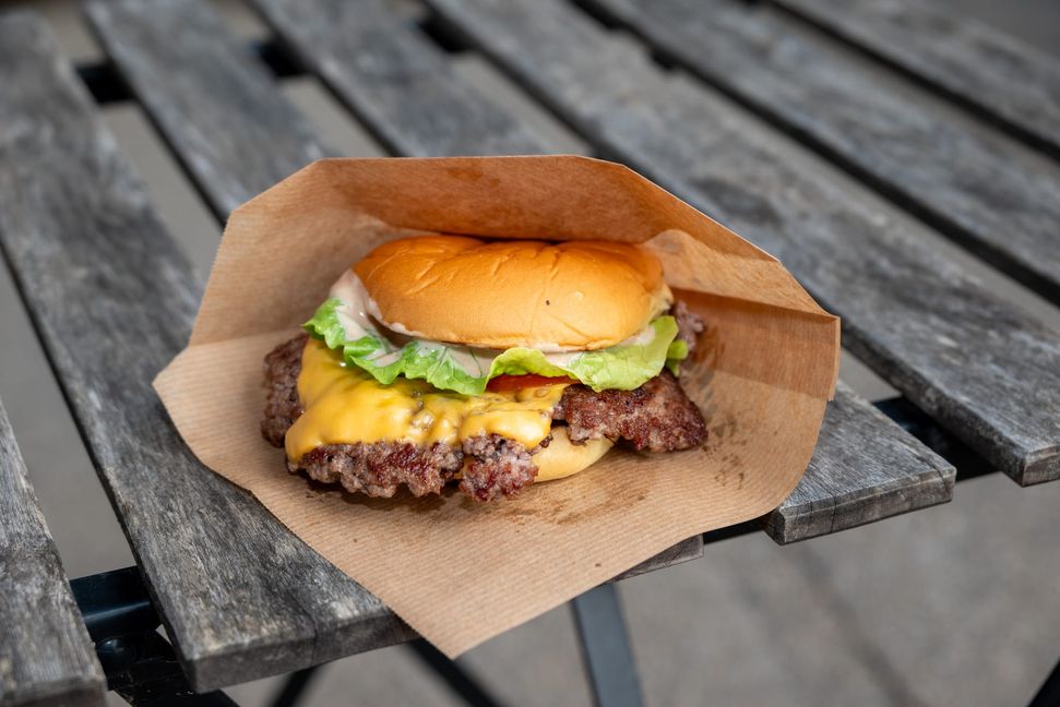 Der Smash Burger punktet durch viele Röstaromen.