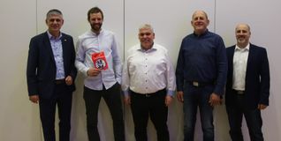 Beim Kameradschaftsabend (von links): Bürgermeister Ioannis Delakos, Frank Schmid, Ralf Steinerbrunner, Thomas Laib und Komandant Markus Rath.