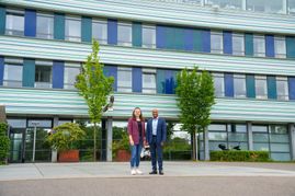 Nicole Frasch und Dominic Schaudt vor dem Böblinger Krankenhaus.