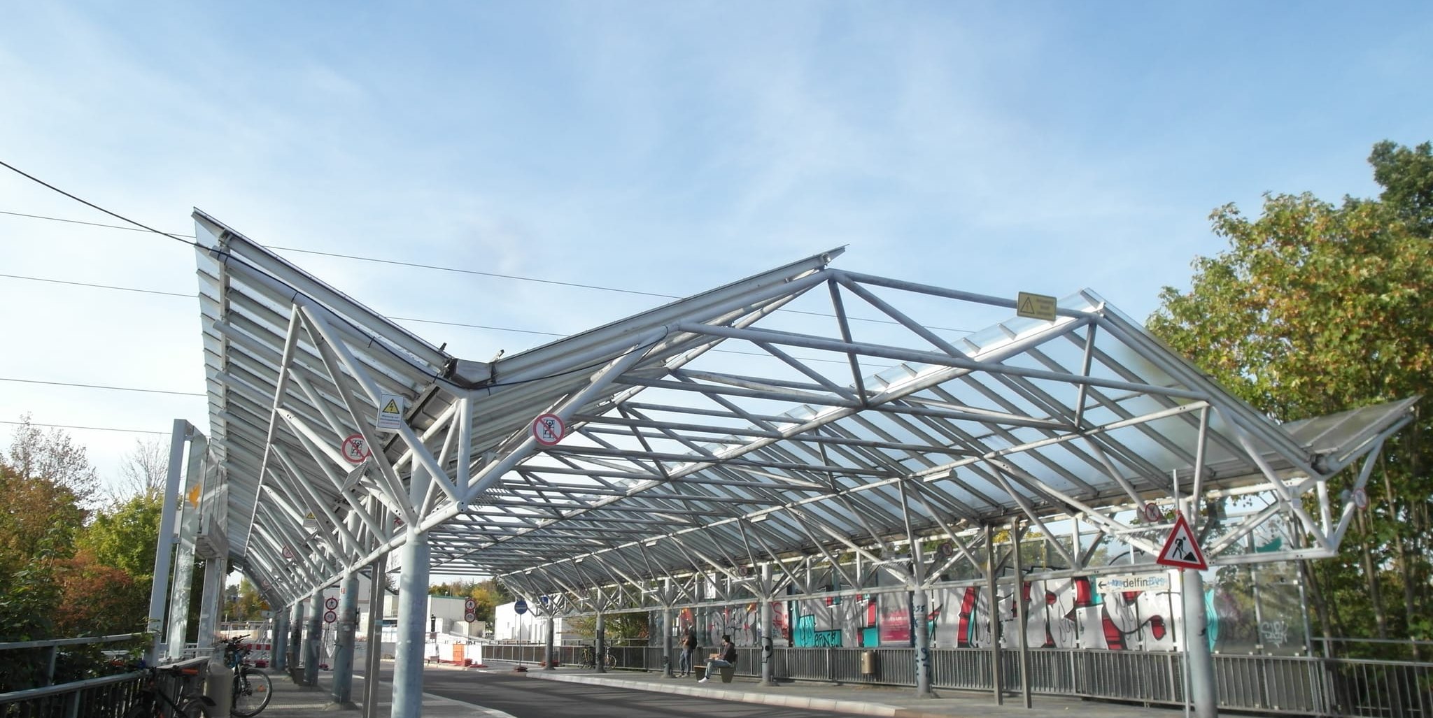 Bis auf wenige Meter an dieser Einmündung soll das Dach auf der Brücke am S-Bahn-Halt Goldberg abgerissen werden.