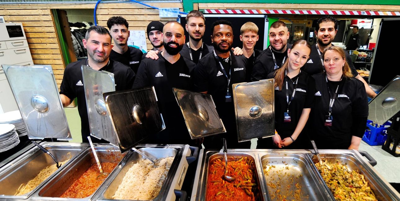 Ohne die vielen Helfer gibt es keinen Junior Cup: Stellvertretend dafür steht die zweite Mannschaft des VfL Sindelfingen beim Catering in der Judohalle.