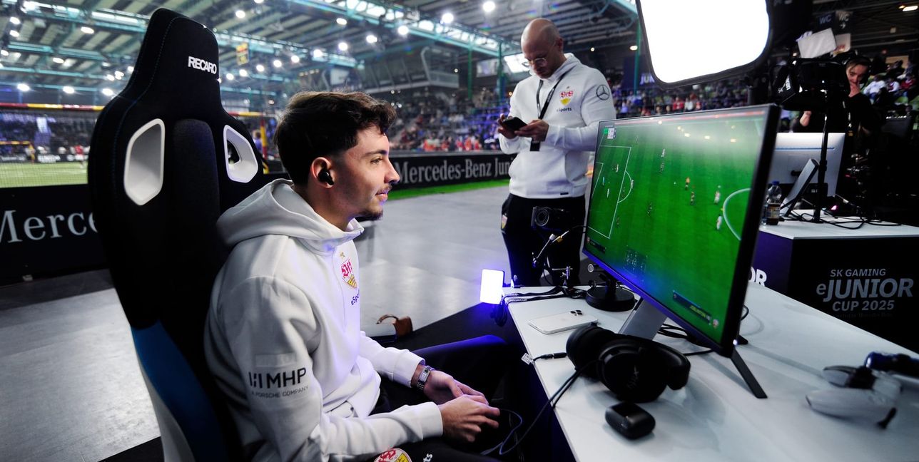 Zocken am Spielfeldrand: Parallel zum Junior Cup läuft das E-Sports-Turnier.