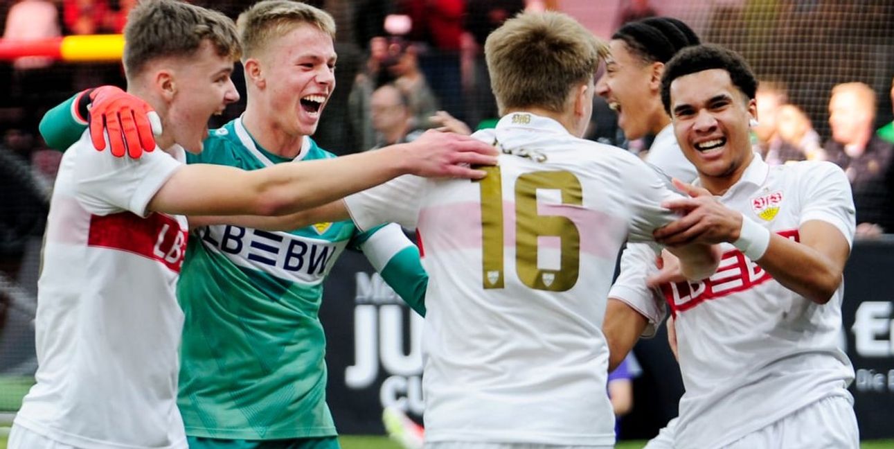 Sekunden nach dem Siegtreffer: Julian Lüers und seine Mitspieler sind im siebten Fußballhimmel.