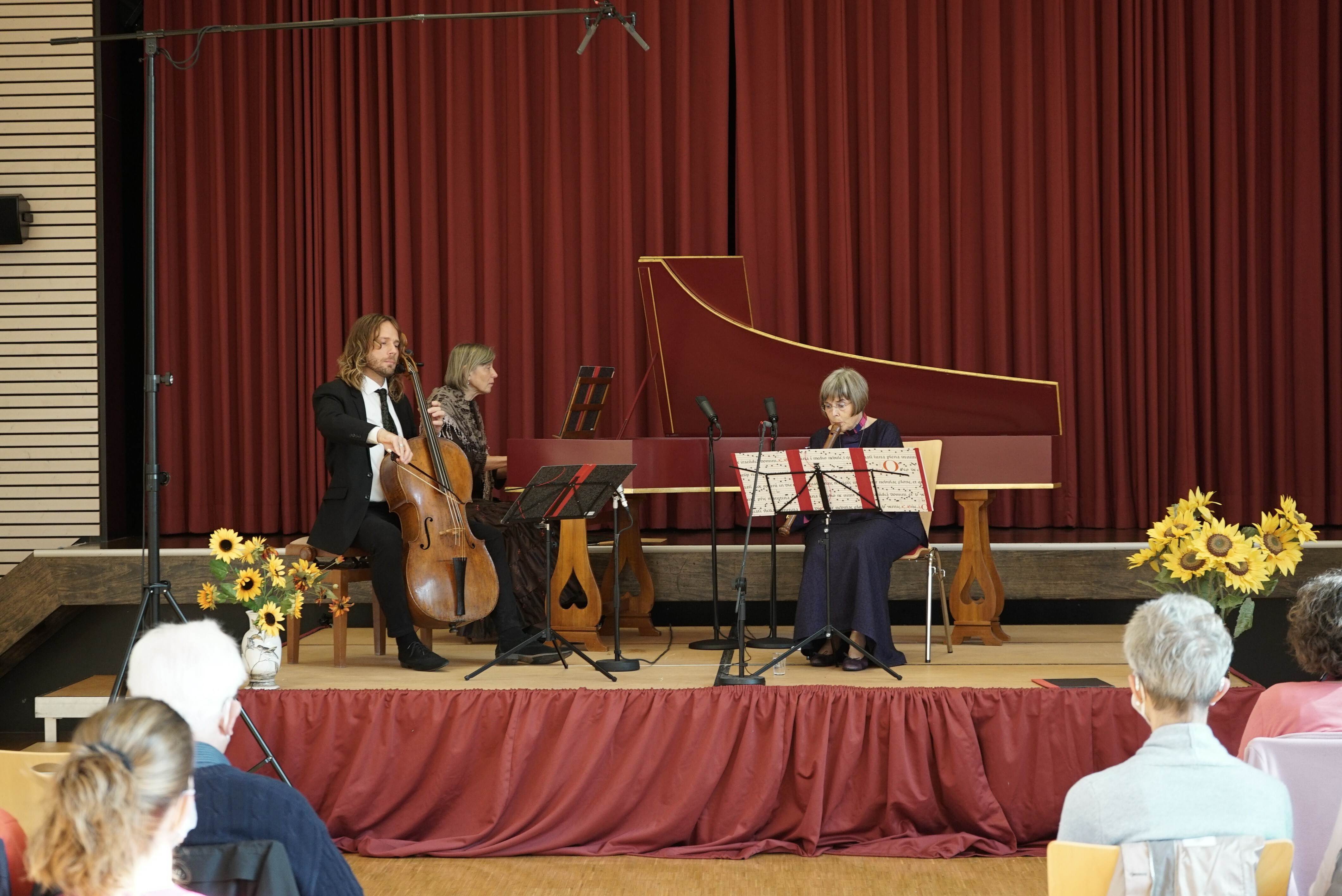 Michal Stahel, Hildegund Treiber und Flötistin Ulrike Engelke bei ihrem Auftritt in der Altdorfer Festhalle. Bild Heiden