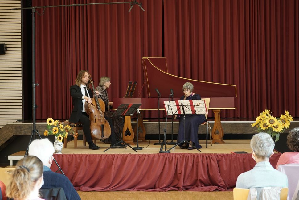 Michal Stahel, Hildegund Treiber und Flötistin Ulrike Engelke bei ihrem Auftritt in der Altdorfer Festhalle. Bild Heiden
