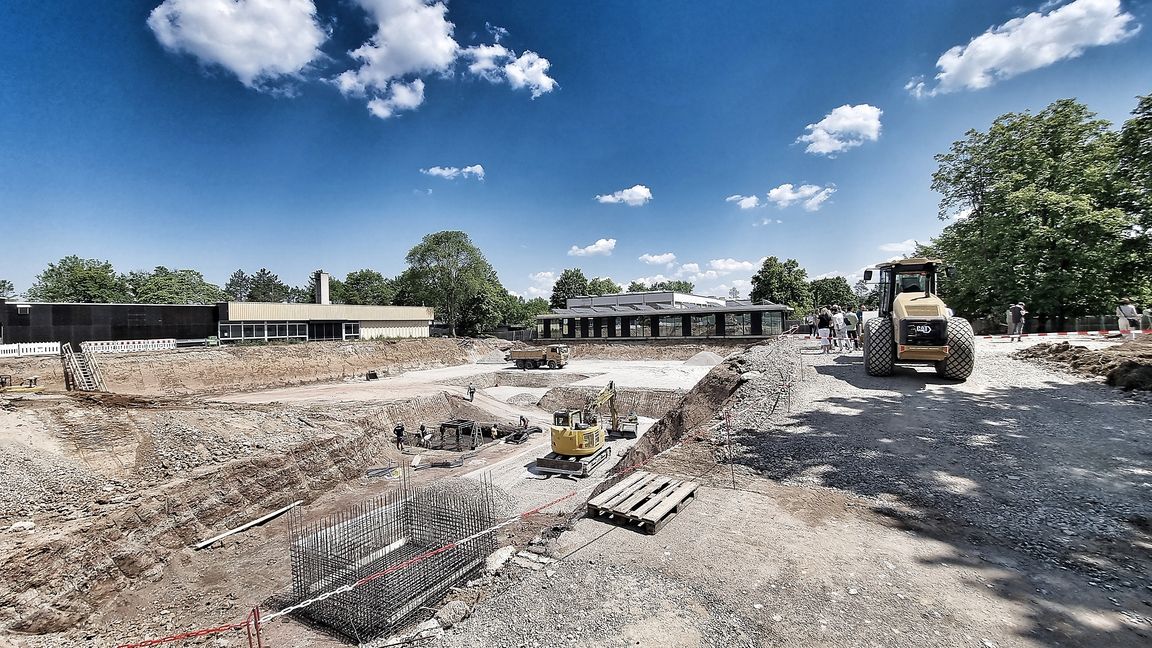 Zwischen der Kremser Straße und der Mensa wird zurzeit das neue Schulhaus im Stockbrünnele gebaut. 2025 ziehen dort die Friedrich-Schiller-Realschule und die Theodor-Heuss-Werkrealschule ein. Bild: Hamann