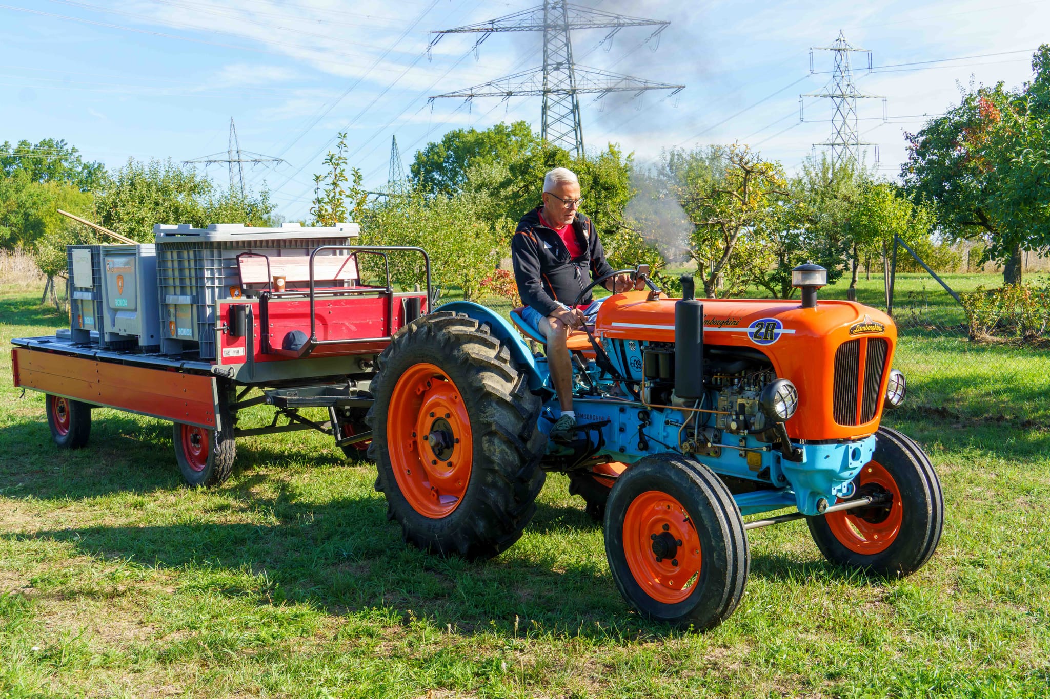 Frank Lipp im Glück. Auf seinem Traktor tuckert er über die Ehninger Obstwiese.