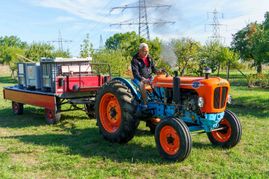 Frank Lipp im Glück. Auf seinem Traktor tuckert er über die Ehninger Obstwiese.