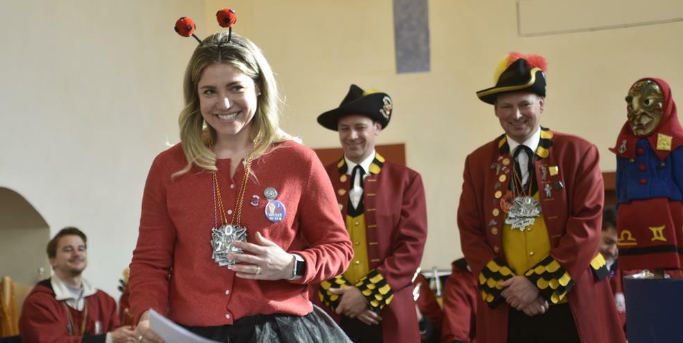 Genevieve Vaillant, die Frau von Bürgermeister Christian Walter, wurde für ihr Engagement als Vorsitzende der Weil der Städter Kinder- und Jugendstiftung mit dem diesjährigen Zunftorden der  Narren ausgezeichnet.Bild: Reichert