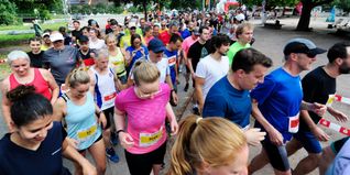 Beim Böblinger Stadtlauf kann es nach dem Start schon mal eng werden.  Mehr als 1000 Läufer von jung bis alt sind am Sonntag dabei. Bild: photostampe/A