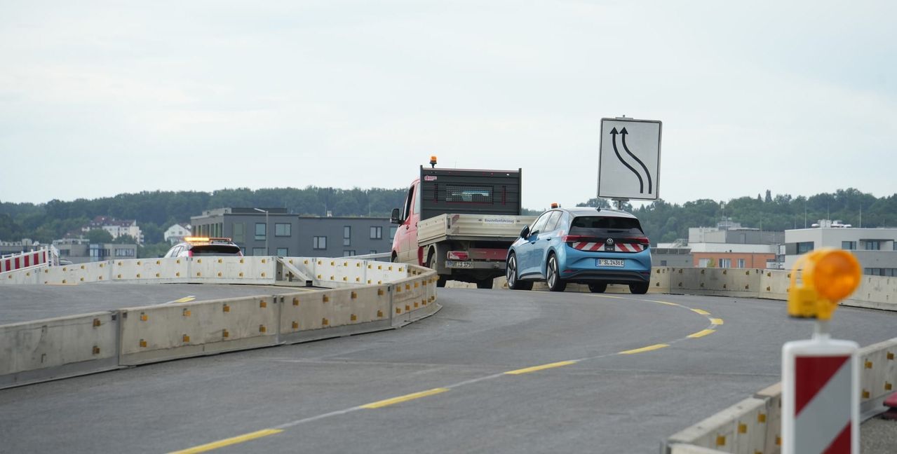 Am Dienstagvormittag wurde die Behelfsbrücke komplett für den Autoverkehr gesperrt.