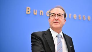 Innenminister Alexander Dobrindt (CSU) kündigte an, dass die im Koalitionsvertrag mit der SPD vereinbarte dreimonatige Speicherung von IP-Adressen zügig umgesetzt wird.