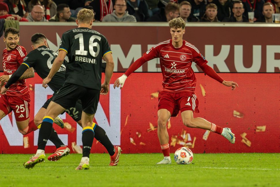 Luca Raimund im Trikot von Fußball-Zweitligist Fortuna Düsseldorf.