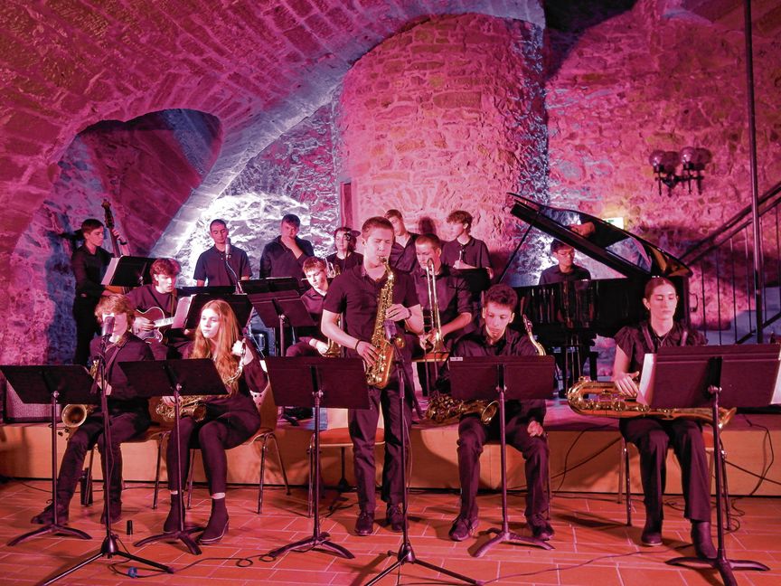 Während ihres einwöchigen Aufenthalts in Deutschland als Gast der Böblinger AEG-Bigband hat die St. Charles Highschool Jazzband unter der Leitung von John „Wojo“ Wojciechowski auch einen Auftritt vor gut 70 Zuschauern im Deufringer Schlosskeller absolviert - in Zusammenarbeit mit dem Jazzforum Aidlingen unter Leitung von Martin Wernado.
