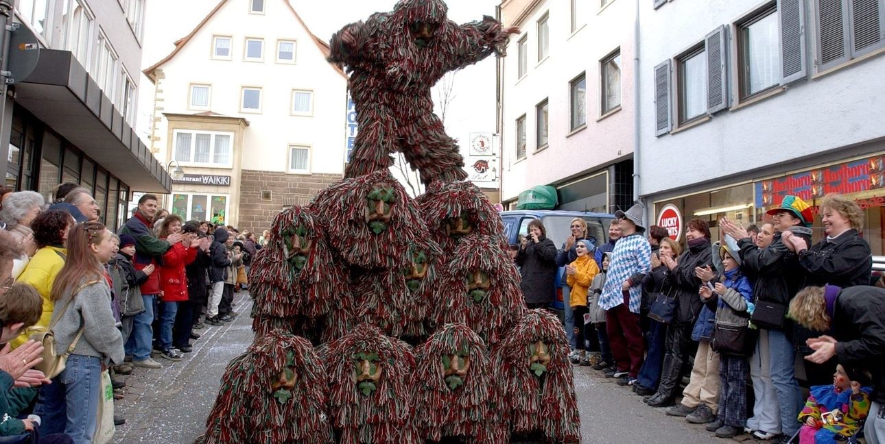 Immer wieder ein Spektale beim Böblinger Rosenmontagsumzug sind Pyramiden der Hexen.