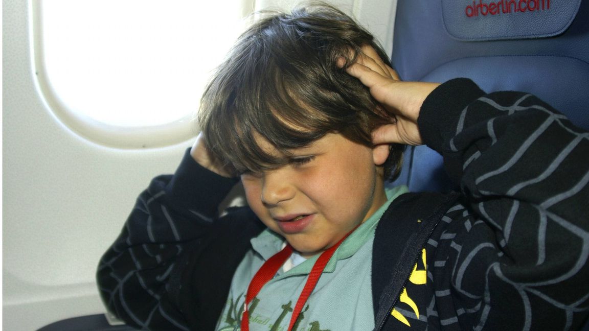 Valsalva-Manöver: Man atmet ein, hält dann Mund und Nase geschlossen und versucht, gegen den Widerstand auszuatmen. Das sorgt für einen Druckausgleich im Ohr.