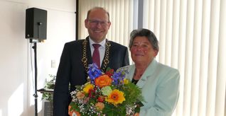 Oberbürgermeister Dr. Bernd Vöhringer ehrt Regina Trefz.