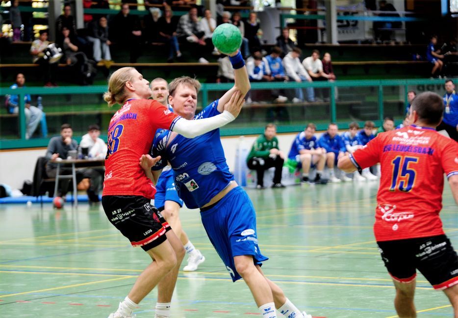 Kaum ein Durchkommen für Bastian Sommer (Mitte) und die HSG Böblingen/Sindelfingen 2 gegen die HSG Leudelsbach. Bild: photostampe