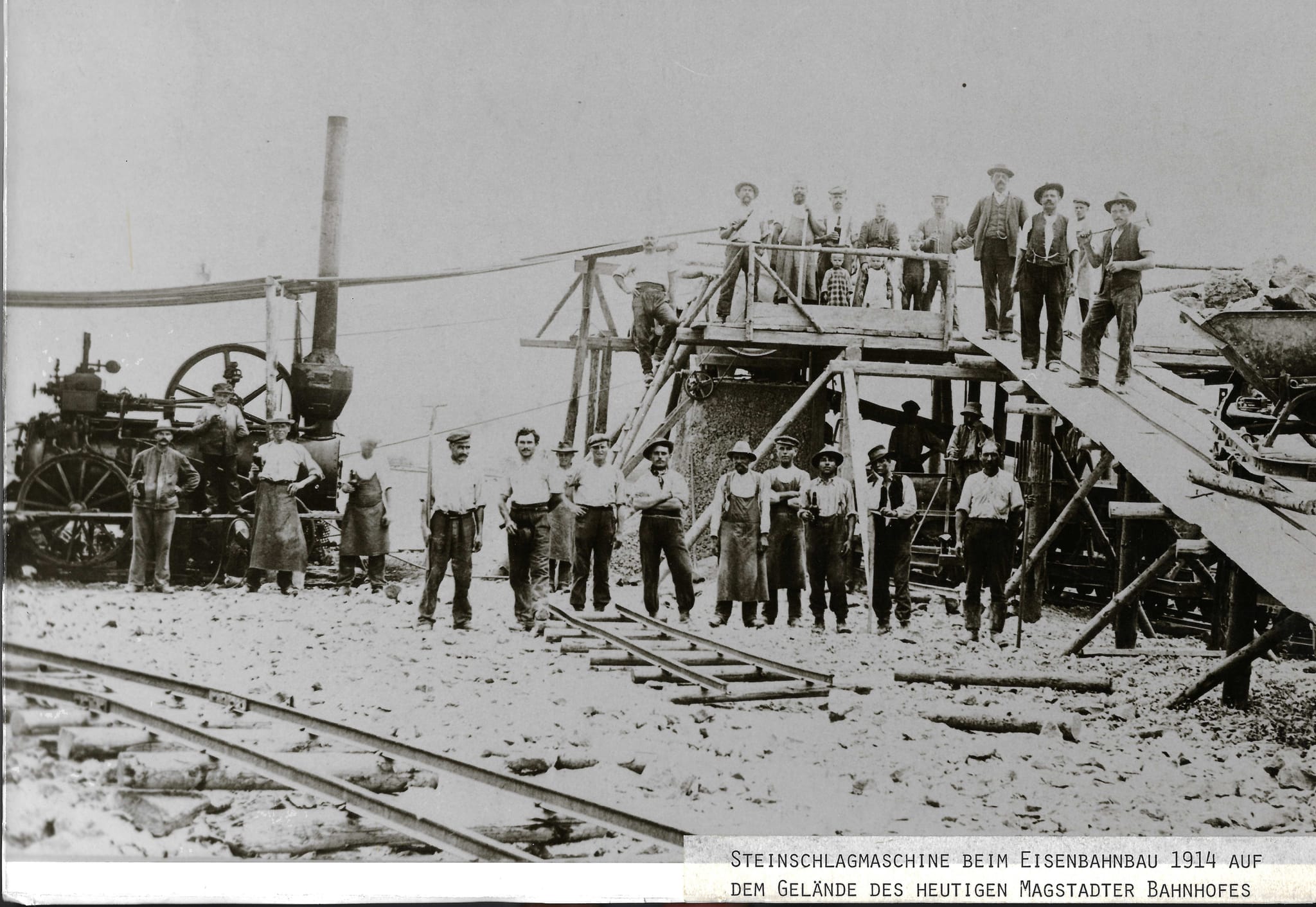 Eine Steinschlagmaschine beim Eisenbahnbau 1914 auf dem Gelände des heutigen Magstadter Bahnhofs.