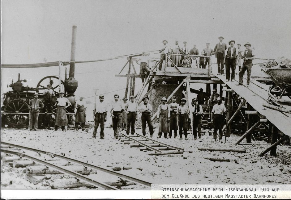 Eine Steinschlagmaschine beim Eisenbahnbau 1914 auf dem Gelände des heutigen Magstadter Bahnhofs.